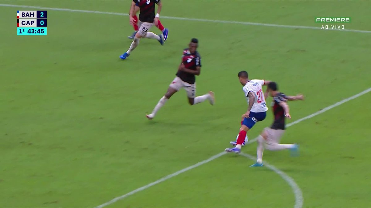 O árbitro marcou pênalti de Luiz Gustavo em Everaldo, mas após consultar o VAR, reverteu a marcação e deu cartão amarelo por simulação para o atacante do Bahia. 📽️Premiere / ge