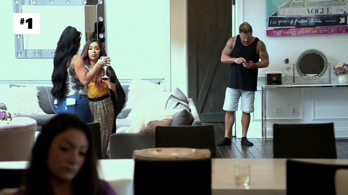 It would not be April Fools’ Day without giving it up to the PRANK WAR CHAMPIONS of the Shore. The fake email, the fake confusion, Ronnie acting for his life, and the girls getting caught completely off guard… this one belongs in the prank hall of fame. 😂🤣 #JSFamilyVacation #JerseyShore