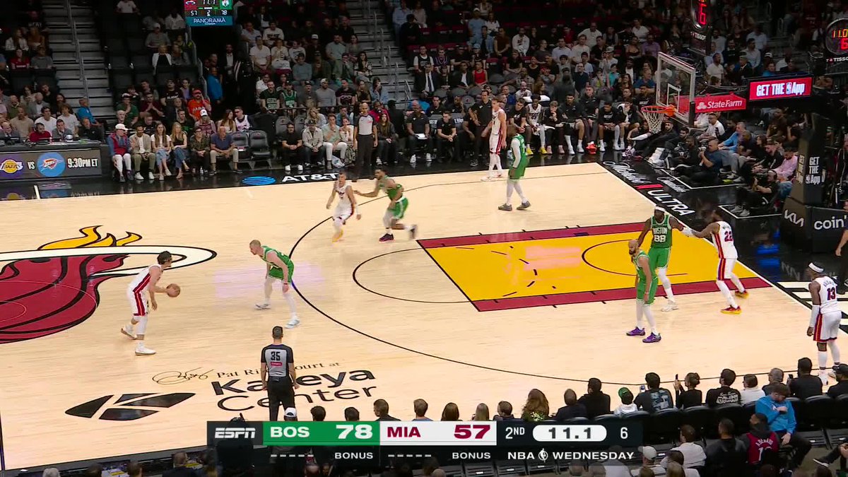 Derrick White with the lob then runs all the way back to contest 💨