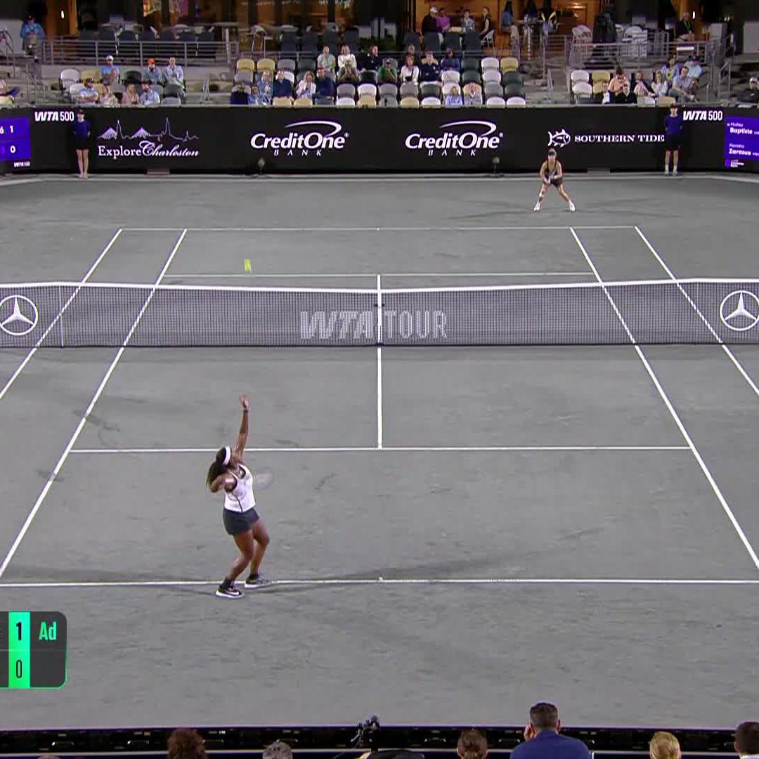 This point had Charleston on their feet 🧍‍♀️🧍‍♂️👏 Hailey Baptiste gets our BetMGM 🦁 shot of the day! #CharlestonOpen