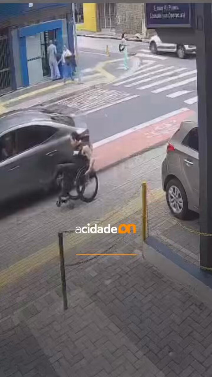 Cadeirante cai após motorista de aplicativo recusar corrida Homem de 42 anos, que faz fisioterapia diariamente, relata recusas frequentes em aplicativos; episódio foi registrado por câmera de segurança 01/04/2026 17