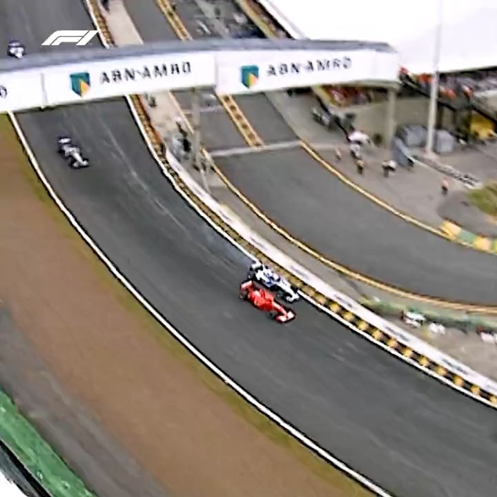 A 25 años del GP de Brasil 2001 🇧🇷 El día que Juan Pablo Montoya dejó sin aliento al mundo con ese adelantamiento inolvidable a Michael Schumacher en Interlagos. Pura audacia Una maniobra que quedó grabada para siempre #F1