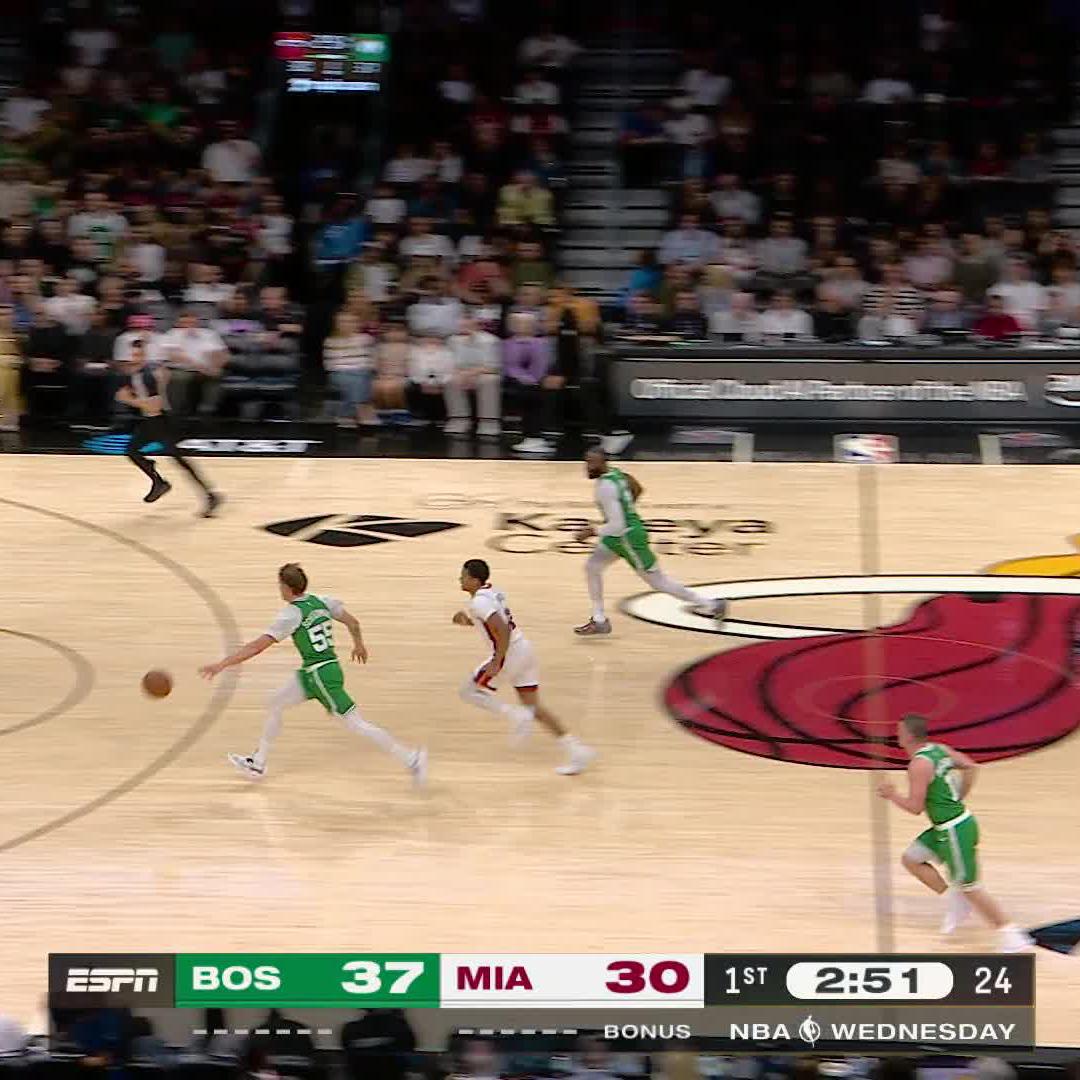 Baylor doing work on both ends that led to this electric slam on the other end making it tonight’s JetBlue Play of the Game 🔥