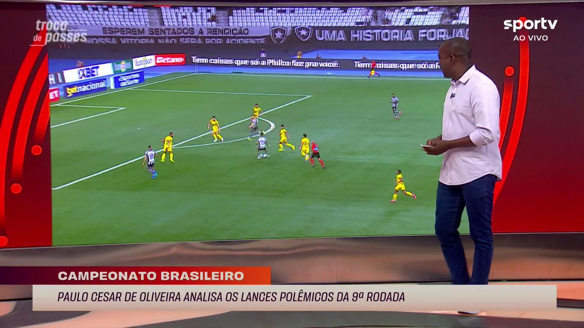 No #TrocaDePasses, PC Oliveira diz que não houve pênalti de Walter em Medina, na partida entre Botafogo e Mirassol. #Futebol #Brasileirão #Botafogo #Mirassol