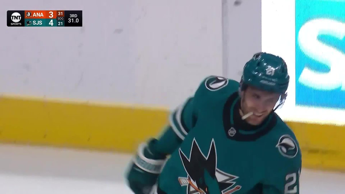 NOW CELEBRINI SETS UP WENNBERG, THE SHARKS TAKE THE LEAD WITH 30 SECONDS LEFT 🔥
