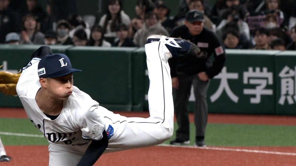 なんか投げる前から忙しいピッチャーだな