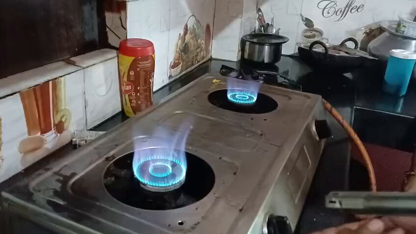 मुजफ्फरपुर: PNG पाइपलाइन का काम तेज, बावन बीघा, शास्त्री नगर, चकबासु और जीरो माइल में तेजी से कनेक्शन दिए जा रहे हैं. हर दिन 30-35 नए कनेक्शन जुड़ रहे हैं, जल्द लक्ष्य 100 प्रतिदिन का है. सुरक्षा के लिए चूल्हे पर पानी या गीला कपड़ा न डालें. #Muzaffarpur #PNG #GasPipeline #prabhatkhabar