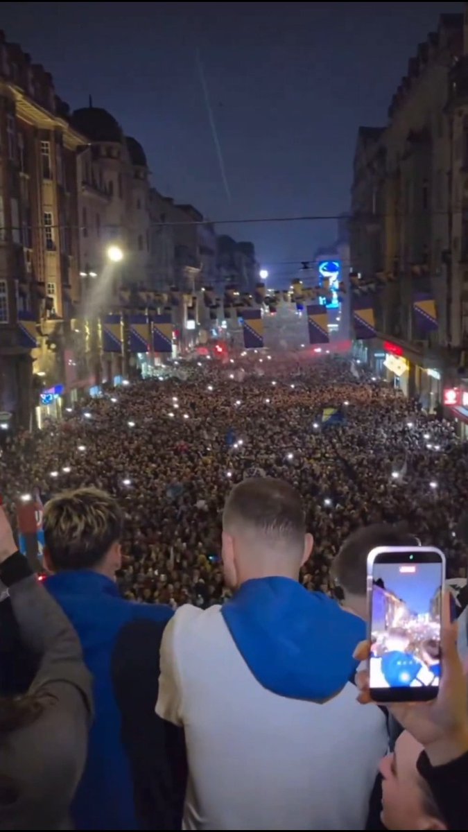 Bosnia Merdeka: 1 Maret 1992 Lolos Piala Dunia: 2x Piala Dunia 2014 ✅️ Piala Dunia 2026 ✅️ Dzeko dkk selebrasi dengan Fans di pusat kota Sarajevo 🇧🇦