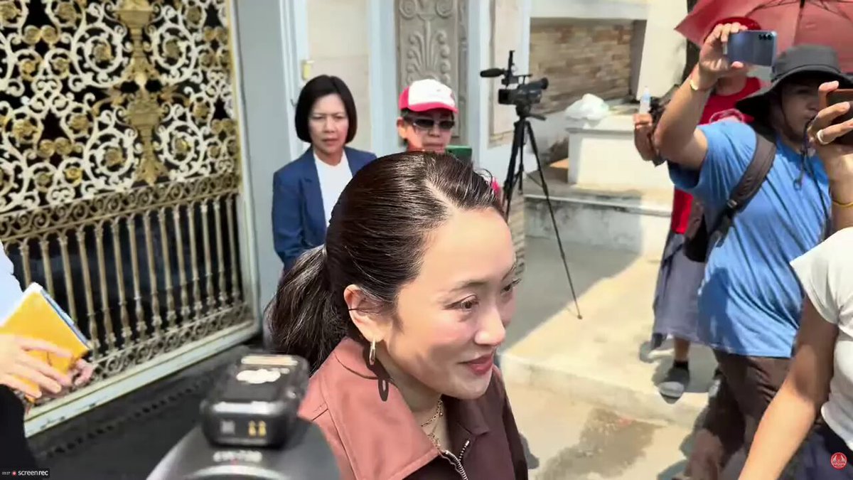 นักข่าว : คุณอิ้งค์ค๊าคุณพ่อเป็นไงบ้างคะ คุณแพทองธาร : ดีคะ สุขภาพแข็งแรง นักข่าว : ตาหายแดงหรือยังครับ คุณแพทองธาร : ทำไมทราบอะ นักข่าว : คุณเอม คุณแพทองธาร : อ้อ นักข่าว : เห็นว่าตาแดงอยู่ คุณแพทองธาร : ใช่ๆๆ ยังแดงอยู่ แต่ว่าเห็นเค้าบอกว่าดีขึ้นแล้ว เพราะวันแรกไม่เห็น พี่สาวเห็น แต่ยังแดงอยู่ นักข่าว : คุณอิ้งค์ล่าสุดมติกรรมการเรือนจำให้คุณพ่อเป็น 1 ใน 10 ที่ได้พักโทษ รู้สึกยังไงบ้างคะ ต้องลุ้นอีก 2 ด่าน คะคุณอิ้งค์ คุณแพทองธาร : อืมๆ คะ ก็ตามนั้น นักข่าว : รอลุ้นใช่ไหมคะ นักข่าว : แล้วก็มันมีเรื่องที่ว่า สก.พรรคเพื่อไทย เค้ากังวลว่าเราจะทิ้งเมืองหลวง คุณแพทองธาร : มันเป็นเรื่องของทางพรรคเนอะ ให้สัมภาษณ์นักข่าวหลังเข้าเยี่ยมดร.ทักษิณ ชินวัตร 02 เมษายน 2569 มาดามแพไม่ได้เป็นหัวหน้าพรรคแล้ว เอาจริงๆ เรื่องแบบนี้ทำไมไม่ถามหัวหน้าหนิมเนย หรือพี่บรู๊คที่ดูแลกทม. นักข่าวก็ถามไม่คิดอีกแระ 😑😑😑 #ทักษิณ #ทักษิณชินวัตร #แพทองธารชินวัตร #พรรคเพื่อไทย #สกเพื่อไทย #เลือกตั้งผู้ว่ากทม