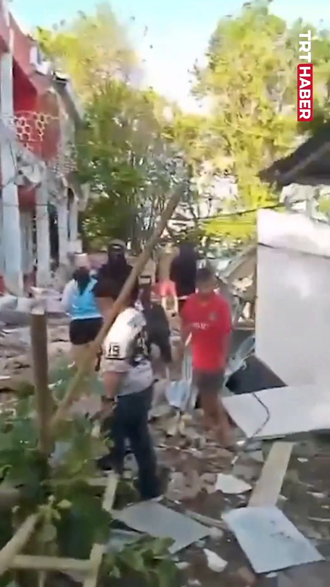 Endonezya'da 7,4 büyüklüğünde deprem meydana geldi, çok sayıda bina hasar aldı.