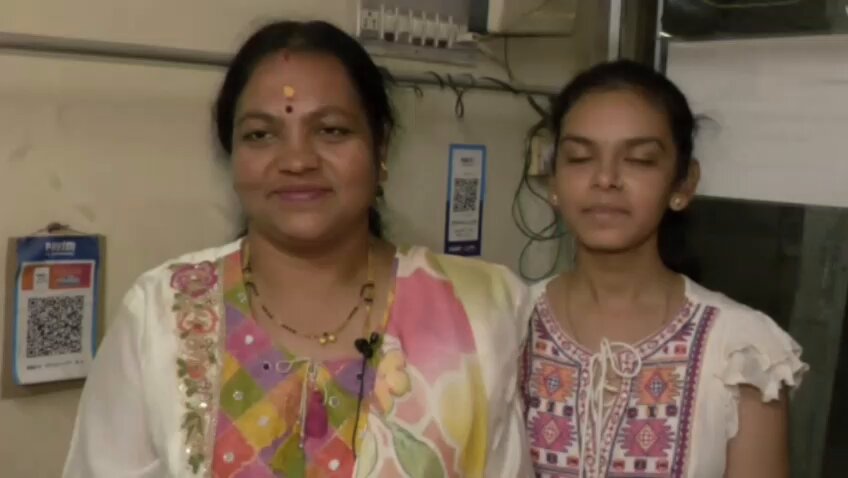 #WATCH | Suma Reddy from Bellary has taken Rs. 50,000 loan under Pradhan Mantri Mudra Yojana and started food business. She is making different varieties of papads at home and has successfully repaid the loan installments. She has also provided employment to 5 other women. In the coming days, she is planning to take a higher loan under the Mudra scheme and expand her business by supplying papads to hotels and malls. She said that this scheme, with its low interest rate, has supported women in becoming self-reliant. #PradhanMantriMudraYojana #PMMY #Mudrascheme