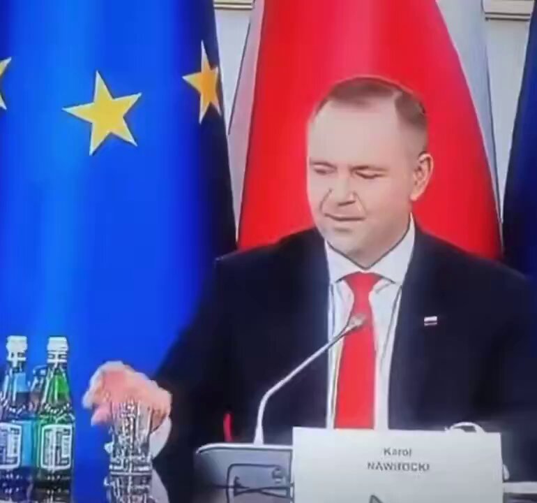 Odmawia, lub opóźnia podpisania nominacji ambasadorów, awansów generalskich i oficerskich oraz nominacji w służbach specjalnych. Nie odbiera przysięgi od sędziów TK. Wetuje ustawy (już 27) które np. SAFE mają bezpośredni wpływ na bezpieczeństwo Polski. Dewastator i mąciciel!