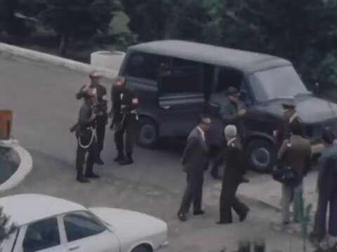 Darbecilikle itham edilen CHP genel başkanı bi dönem Ecevit ve bir dönem Baykal Darbeciler tarafımdan tutuklandı CHP mallarına el konularak kapatıldı. Ama iddia edenlere hiç dokunulmadı 😅