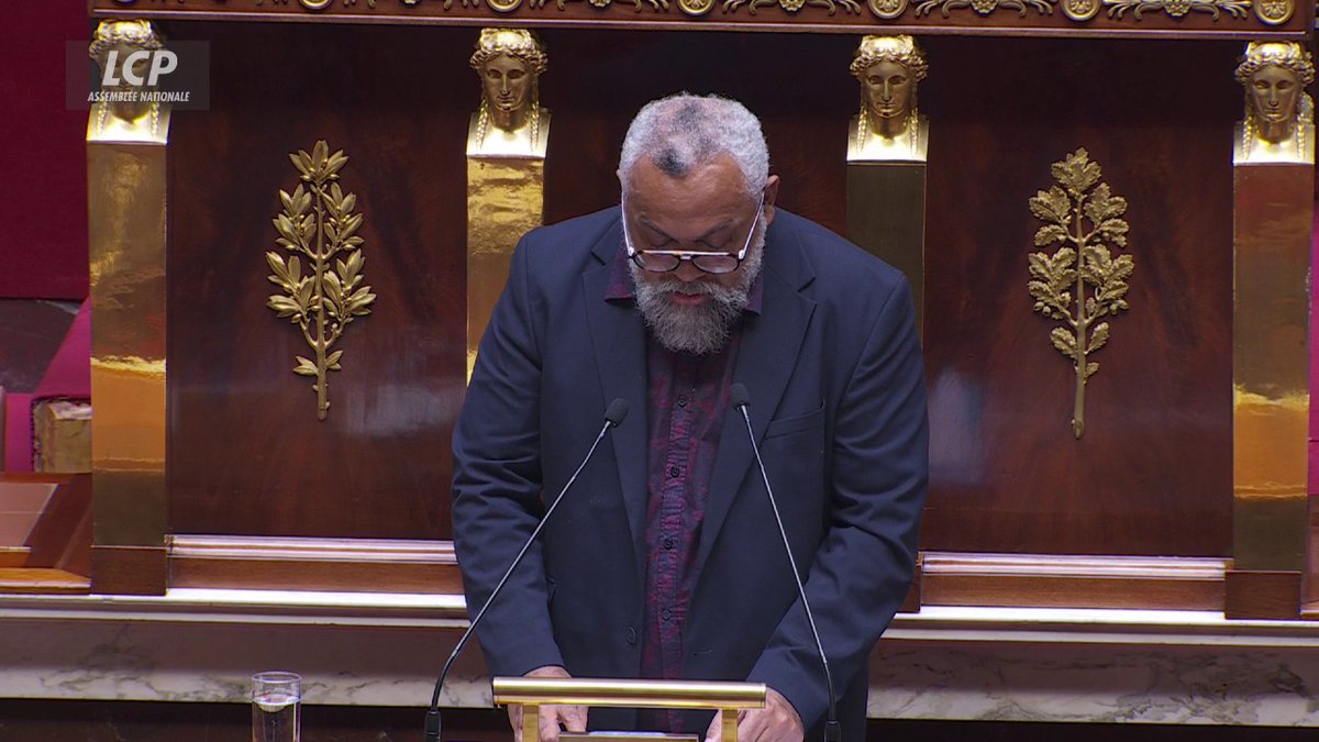 "Je m'adresse à vous en tant que kanak, mais aussi en tant que député", conclut Emmanuel Tjibaou. "Que la France respecte ses engagements, et la France sera grande et respectée. Cette grandeur et ce respect passent par le rejet du projet de loi constitutionnelle". #DirectAN