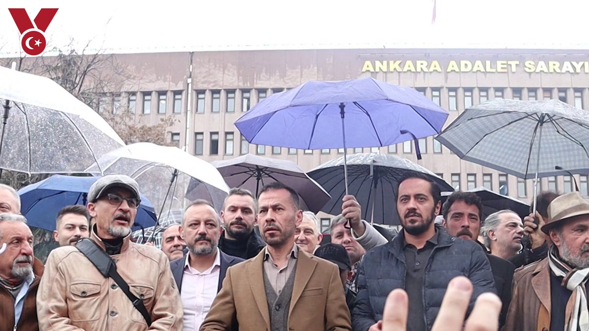 Cumhuriyetçi Vatanseverler Partisi (CVP) Genel Başkanı Serkan Öz, hakkında “Cumhurbaşkanına hakaret” iddiasıyla açılan dava kapsamında 1 yıl 2 ay hapis cezasına çarptırıldı. Duruşmanın ardından adliye önünde açıklama yapan Öz, şunları söyledi: "PKK güzelleyenlere, teröristbaşı Öcalan'a köşk yapanlara karşı milli bir direnç cephesi oluşturmaya çalışıyoruz. Davetimiz Türk milletinedir. Yaşasın Cumhuriyet, yaşasın Türk iradesi!"