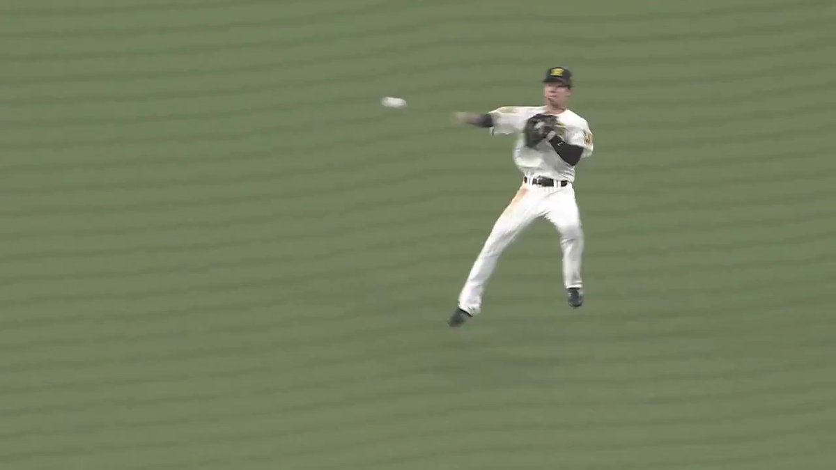 7回表、中野選手が1・2塁間への打球に追いついて素早く1塁送球！ナイスプレー！