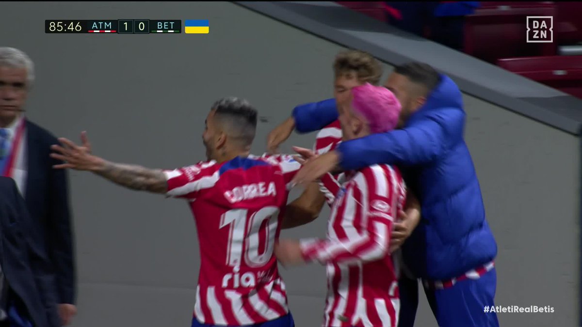 #TalDiaComoHoy de hace 3 años (2.4.2023) tuvimos la oportunidad de disfrutar de una genialidad más del gran Angel Correa , cuando se sacó de la manga esta extraordinaria jugada para marcar el el min. 86 el gol de la victoria sobre el Betis (1-0).