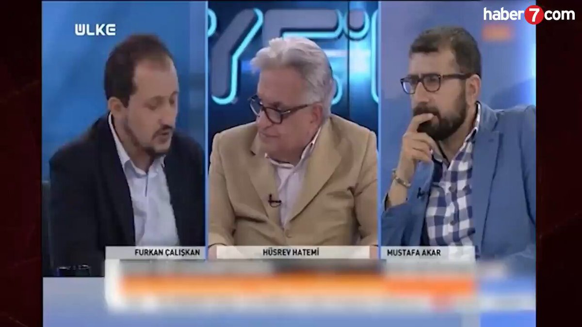 10 yıl önceden söylemiş... 88 yaşında vefat eden Prof. Dr. Hatemi'nin 2016'daki çarpıcı sözleri gündem oldu! Merhum Prof. Dr. Hasan Hüsrev Hatemi, 2016'daki Ülke TV programında "Dış güçler hem Türkiye hem İran ile ayrı ayrı dost olup ikisini birbirine düşman ediyor; İran'a yapılan bu" demişti. Hatemi, "Bazıları siyasi gerekçelerle İran'ı çok kötü göstermeye çalışıyor; İran'ın çok kötü olmadığını biliyorum" diyerek bölgesel kışkırtmalara dikkat çekti. 1955-60'lı yıllarda İstanbul'a gelen Şii İranlı misafirlerin ilk isteğinin Eyüp Sultan'ı ziyaret etmek olduğunu aktaran Hatemi, "Azeri de olsa Fars da olsa 'Hazreti Muhammed'in sahabesi burada mı yatıyor, ne mutlusunuz' diyerek gitmek isterdi" dedi. Süleymaniye Camii'ne götürdüğü İranlı misafirin içeride heyecanla ağlayarak "Bu ne güzel İslam mabedi" dediğini anlatan Hatemi, iki halkın arasındaki derin kültürel ve dini bağa dikkat çekti. ABD-İsrail-İran savaşının sürdüğü bu dönemde hayatını kaybeden Hatemi'nin 10 yıl önce söylediği "Dış güçler ikisini birbirine düşman ediyor" sözleri, bugün çok daha anlamlı bir hal alıyor.