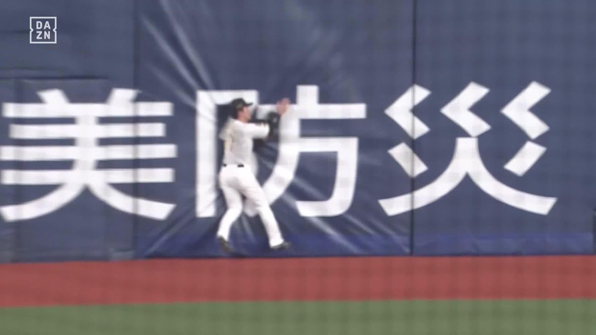 美しく防いだ 髙寺望夢 試合締める好守 フェンスに激突もボールは離さず ⚾️阪神×DeNA #阪神タイガース #だったらDAZN 野球専用パック「DAZN BASEBALL」 ✔ 月々2,300円（年間プラン・月々払い） ✔ 初月無料キャンペーン中（〜4/19まで） ▶ 視聴はこちら