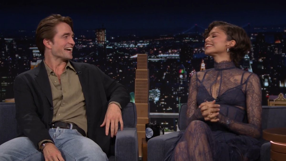 estoy llorando robert contando que antes de empezar a grabar the drama hizo videollamada con zendaya y queria ser honesto asi que se puso full frontal kahdkshdisjsjjjjj que tipos graciosos nunca la habia visto tan comoda con un costar aparte de tom los amo