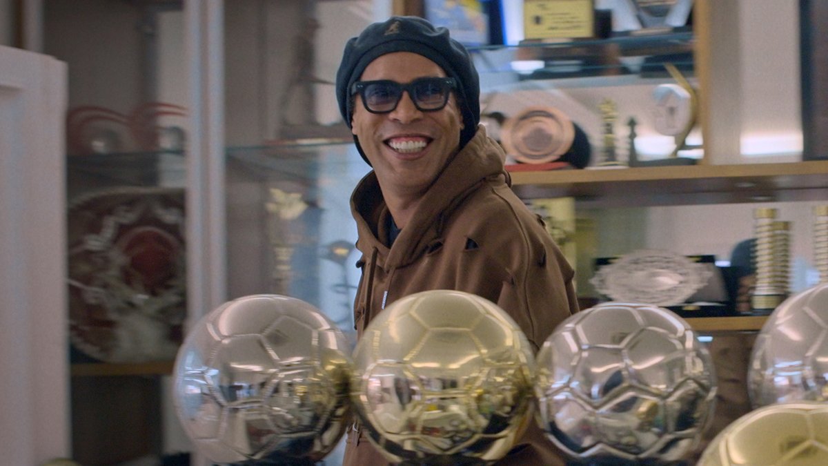 O REI DO ROLร ALEATรRIO. ๐ค๐ง๐ท Ronaldinho Gaรบcho, minissรฉrie documental sobre um dos maiores รญdolos do futebol MUNDIAL, estreia dia 16 de abril.