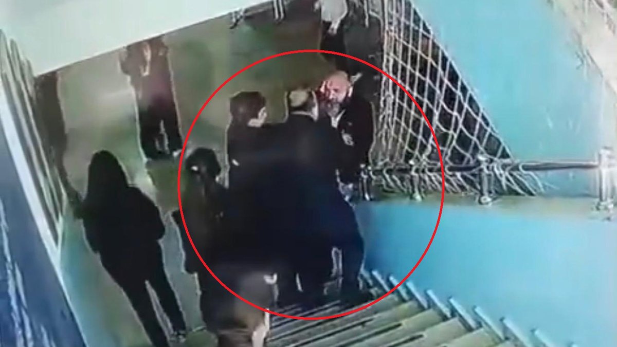 Yer: Ankara Pursaklar'daki Turgut Özal Ortaokulu Tarih: 31 Mart 2026 MHP Altındağ Belediye Meclis Üyesi Ayhan Yazıcı, velisi olduğu öğrencinin bir kavgaya karışması üzerine yanında iki kişiyle birlikte okulu basıyor. Çocuğuyla kavga eden öğrencinin üzerine yürüyor. Haliyle nöbetçi öğretmen Ömer Ocak, saldırgan Ayhan Yazıcı'yı durdurmaya çalışıyor. Bunun üzerine Yazıcı ve yanında gelen iki kişi öğretmen Ömer Ocak'a öldüresiye saldırıyor. Öğrencilerinin gözü önünde dövülen öğretmen, olay sonrası hastaneye kaldırılıyor. Kulağından aldığı sert darbe nedeniyle işitme kaybı yaşayan öğretmenimizin tedavisi devam ediyor. Olay sonrası Pursaklar Ülkü Ocakları Başkanı Fazlı Altınok ve beraberindeki bir grup okula tekrar geliyor. Öğretmenlere gözdağı veren MHP'li grup, tehditler yağdırıyor. Okul basıp öğretmen dövenler, hâlâ ellerini kollarını sallayarak geziyor. Bu MHP'lilerden Devlet Bahçeli'nin haberi var mı? Okul basan şehir eşkıyaları için gereken ne zaman yapılacak? Milli Eğitim Bakanı Yusuf Tekin, okulların ne hâlde olduğunu görüyor musun? Öğretmenler okulların içinde dövülüyor, vuruluyor, öldürülüyor. Mafya bozuntusu çapulcular okul basıyor, tehdit yağdırıyor. Okulları tarikatların arka bahçesine çevireceğine, laik eğitime savaş açacağına, bilimsel eğitimin dibine dinamit yerleştireceğine okullara ve öğretmenlere sahip çık!