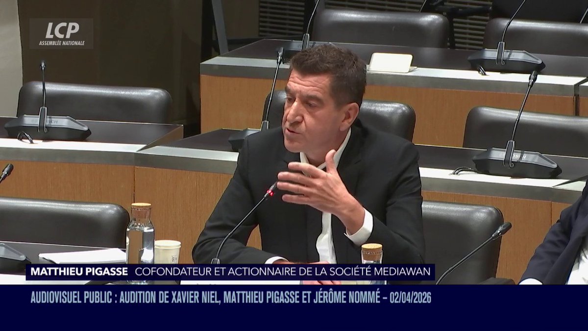 Financement de l'audiovisuel public : "Il suffirait de mettre une taxation sur les ultra-riches, type taxe Zucman avec un taux de 0,2 %", observe Matthieu Pigasse. "Mais si, t'es d'accord, je le sais", dit-il à Xavier Niel, après que ce dernier a lancé un "non" hors micro.