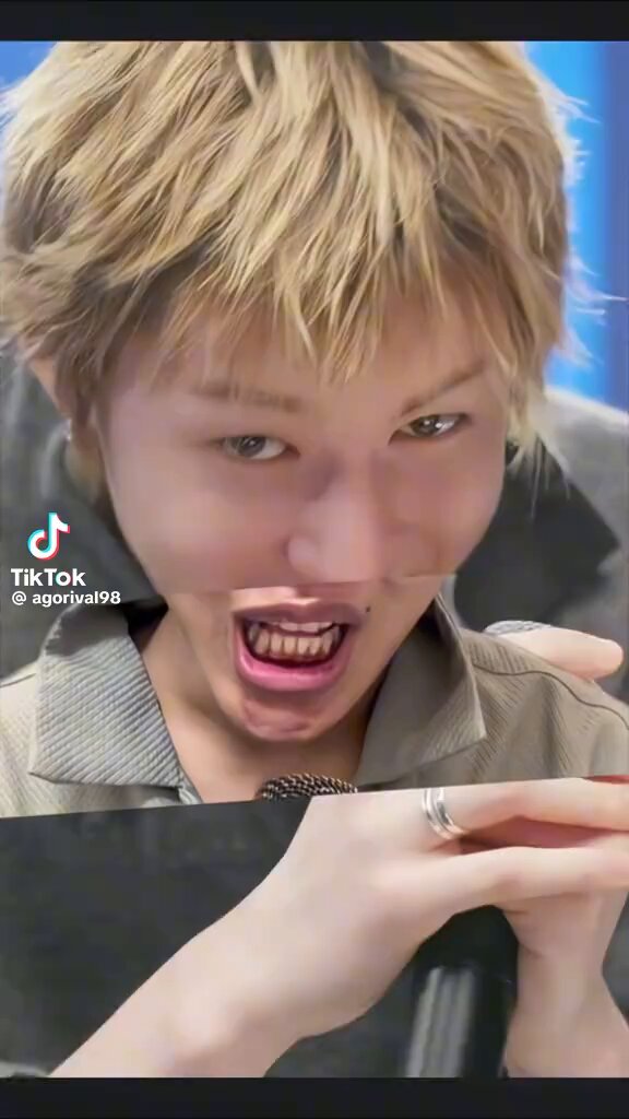 nih orang makin lama cringe bgt , gak semuanya bisa dijokesin ya anjj ~ itu lagu buat army bbrti bgt, klo mau parodi lirik milih2 lah gak semua bisa di ganti2 apalgi lagu yg ini. terus taun lalu jg sama cringe maksa lucu. martin nih masih idol baru lagi unjuk bakat tapi dijokesin kek gini tuh kesannya ngeledek anj giliaran ditegur di komenan malah kek seakan nyepelein~ klo idolnya lagi jokes kontennya boleh kok ikut jokes jg, liat konteks lah, kek lagu jg liat konteksnya lah pukimay GAK SEMUA BISA DI JOKESIN .. SAMPAHH!!