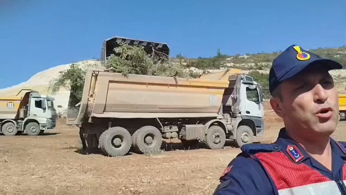 Muğla Milas Akbelen’den yürek yakan görüntüler!!! 📌Madenciliğe açılan zeytin arazilerinde, asırlık zeytin ağaçları kepçelerle söküldü. Köylüler gözyaşlarıyla böyle feryat etti.