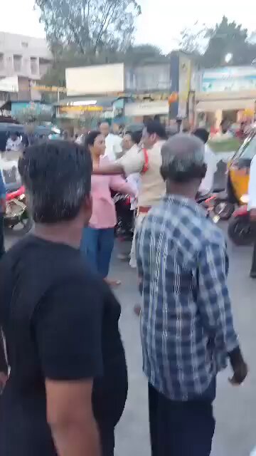 MLA..ఆరవ శ్రీధర్ బాధితురాలు హర్ష వీణపైన.. నడి రోడ్డు పైన.కత్తుల తో దాడి చేసిన తాతం శెట్టి నాగేంద్ర... దాడి చేసిన వ్యక్తి మీద ఎలాంటి చర్యలు తీసుకోలేరా? ఒక మహిళ మీద నడిరోడ్డు మీద ఇలా దాడులు చేస్తుంటే ప్రభుత్వం ఏం చేస్తోంది?