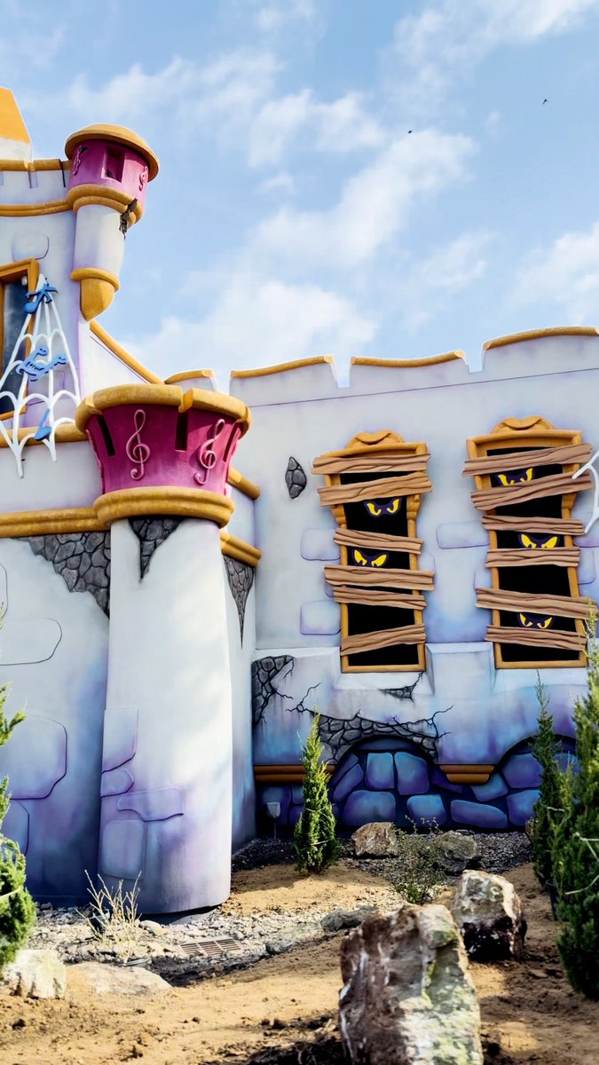 A little construction, a lot of dramatic flair 🎭 🎶 New facade details are bringing Phantom Theater: Opening Nightmare to life! #KingsIsland