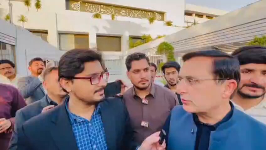 بیرسٹر گوہر شارٹ نوٹس پر پاکستان کی تاریخ کا بہت بڑا جلسہ کریں گے، عمران خان کے کروڑوں چاہنے والے ہیں، چیف جسٹس لاہور اور اسلام اباد ہائیکورٹ سے درخواست ہے ہمیں این او سی جاری کریں، ہم پر امن لوگ ہیں ، ایک گملا نہیں ٹوٹے گا،ہم پروپیگنڈا زائل کریں گے