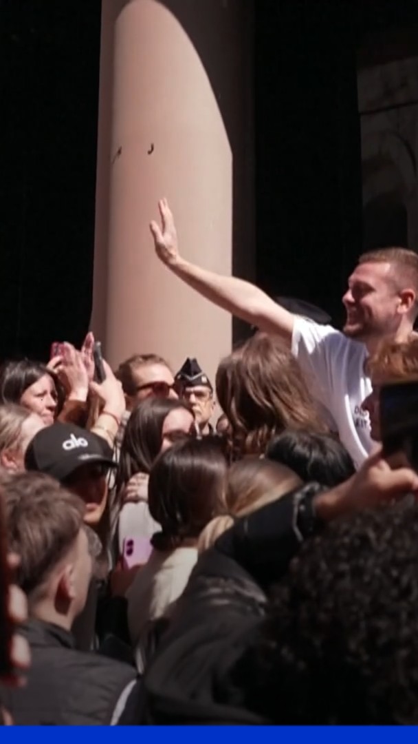 Corrida: Jeremstar acclamé à la sortie du tribunal de Nîmes pour l'ouverture de son procès