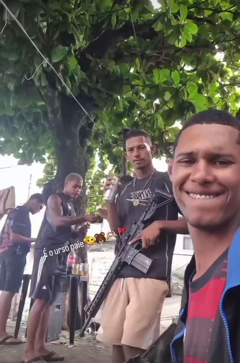 Traficantes Comando Vermelho se exibindo nas redes sociais. Entre eles o Marcinho do Fubá.