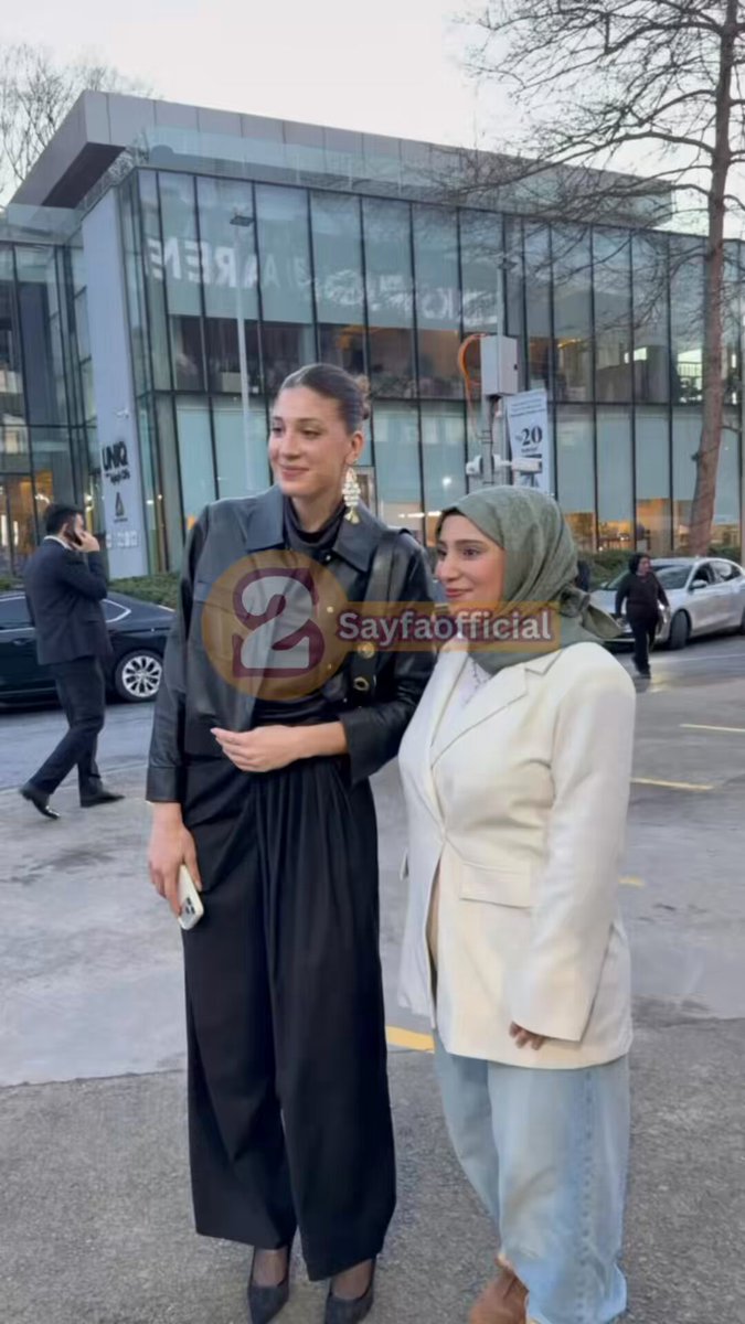 Milli voleybolcu İlkim Aydın hayranlarının fotoğraf isteğini geri çevirmedi Okan MERMER