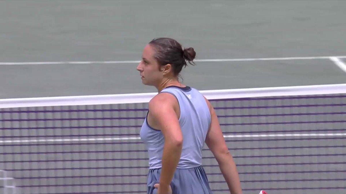 STUNNNING 👊 Elisabetta Cocciaretto stuns the defending champion Pegula in the opener, taking it 6-1! #CharlestonOpen