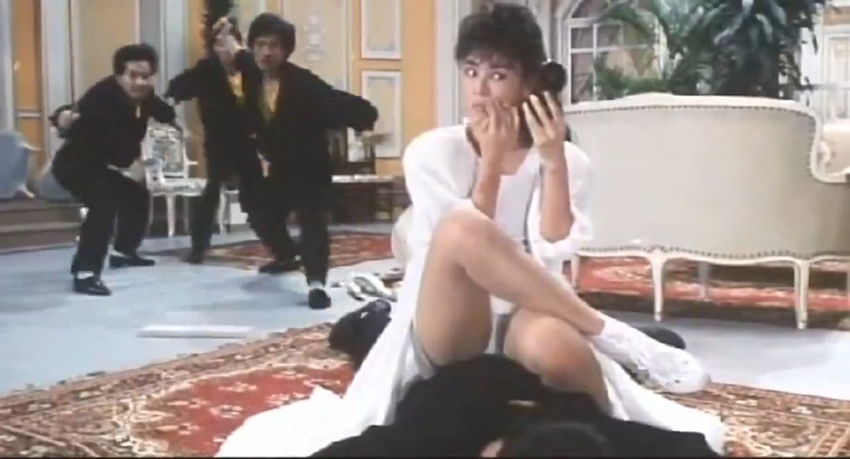 "A Book of Heroes" (1986) has a plot that is partly inspired by "It's a Mad, Mad, Mad, Mad World" (1963), but more than the plot, it is the cool fight scenes performed by three beautiful women (including the incredibly hot Yang Hui-Shan) that kept me hooked till the end.