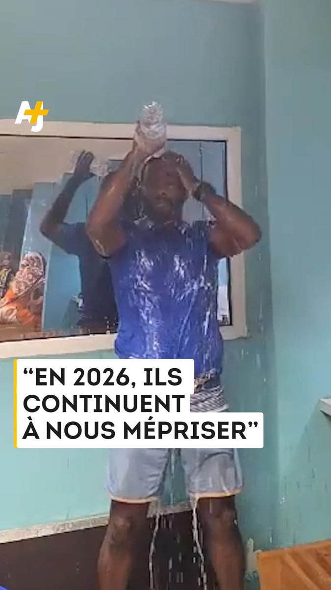 En colère face aux coupures d’eau à Mayotte, un habitant se rend dans les locaux de la Société mahoraise des eaux pour se doucher.