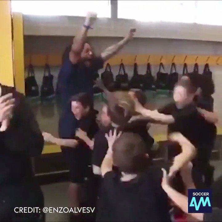 Throwback to Marcelo doing the Bin Challenge with his son's teammates 😂🤍