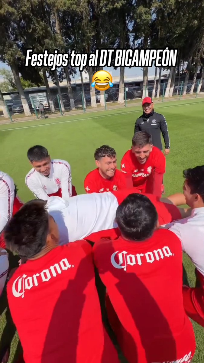 ¡HASTA LE BAJARON EL SHORT! 🤭 🤣 🍑 Así celebraron al Turco cumpleañero en Toluca. (vía tolucafc)