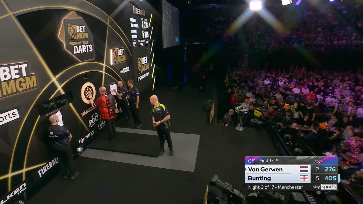 VAN GERWEN BACK IN IT! What a burst from Van Gerwen - 12-darter, 11-darter, 12-darter to get three legs on the board! 📲 #PLDarts | QF1