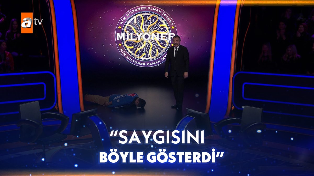 Kim Milyoner Olmak İster yarışmasına katılan Japon yarışmacının stüdyoya girişi.