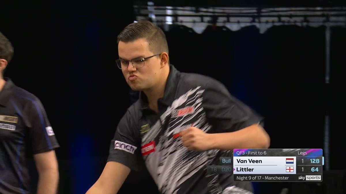 VAN VEEN LEADS! Terrific from Gian van Veen! The Dutchman follows up a clutch 97 checkout with a superb 128 on the bull to break Luke Littler's throw! 📲 #PLDarts | QF3