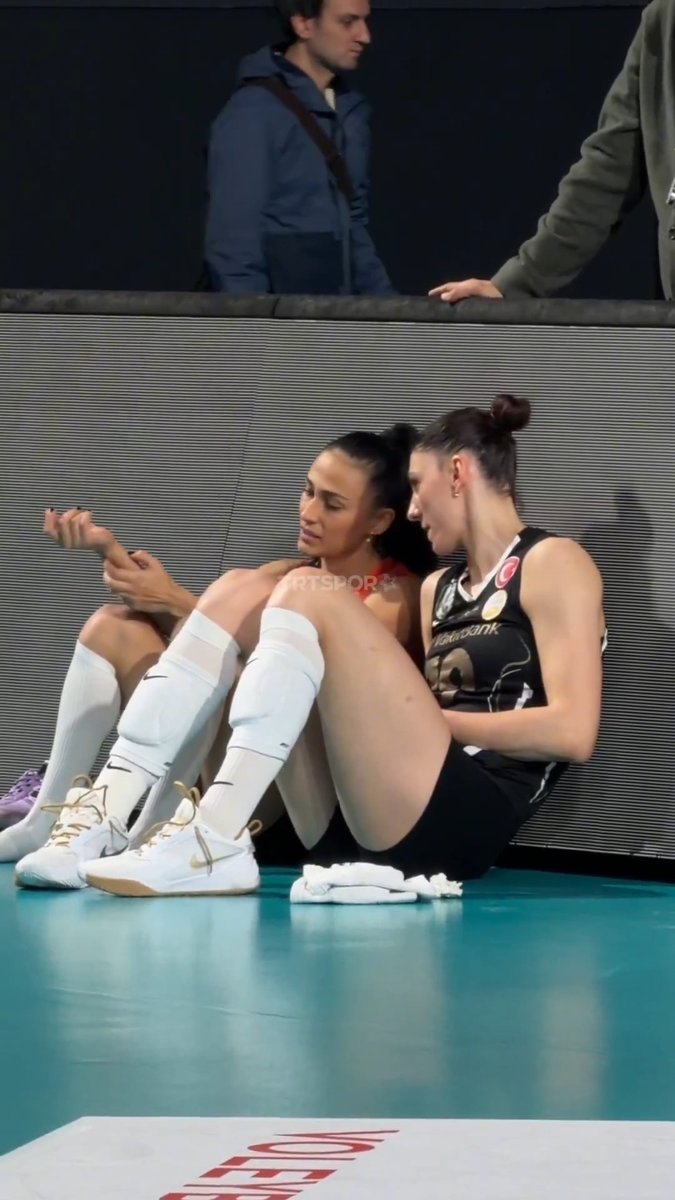 📸 Tijana Boskovic maç sonu Simge Aköz'ü teselli ediyor