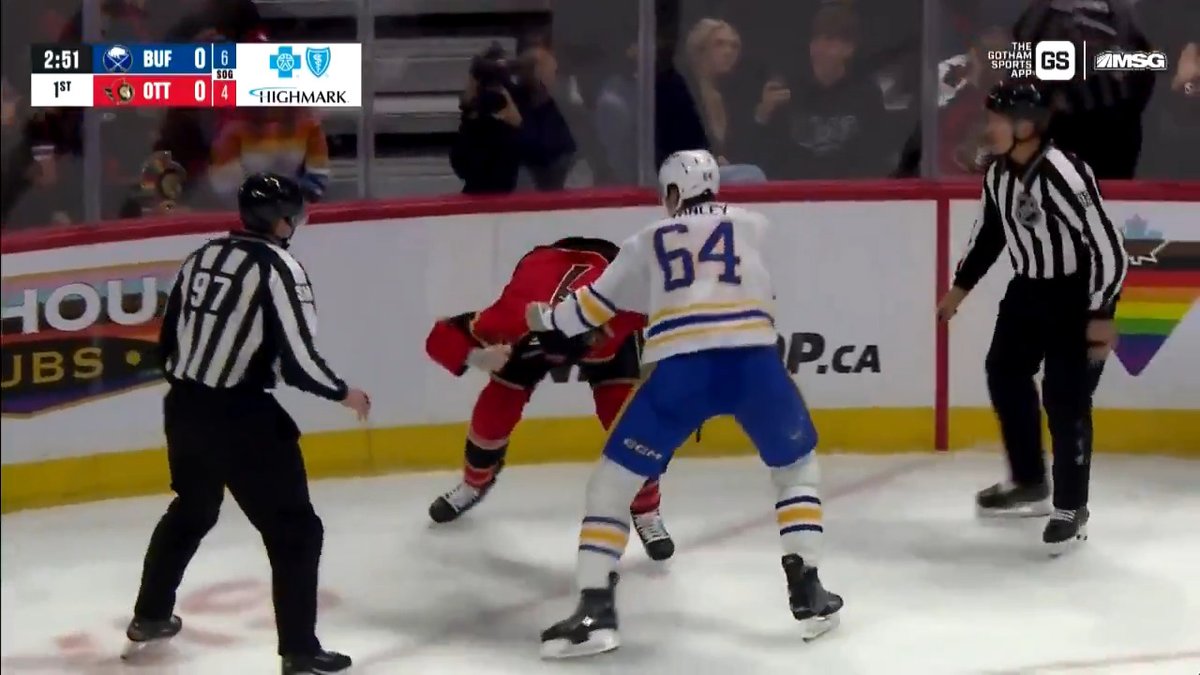 Brady Tkachuk a voulu régler ses comptes avec Logan Stanley, mais euh... 😬