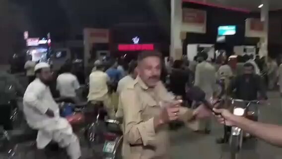 یہ حرام خور کنجر یہودیوں سے ملا ہوا ہے ۔ عوام پٹرولیم مصنوعات کی قیمتوں میں اضافے پر پھٹ پڑی