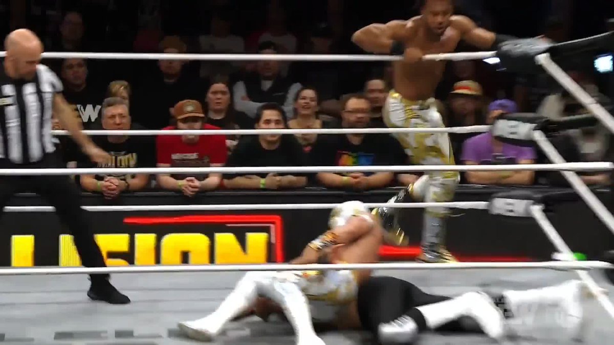 A UFO splash gets Kevin Knight ケビン・ナイト the win for his team! Watch #AEWCollision on TNT + HBO Max