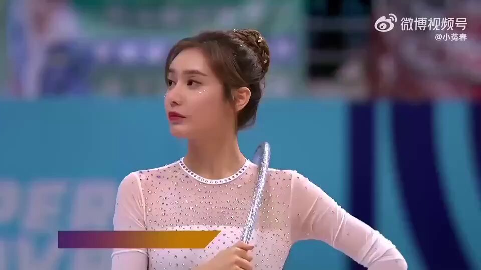 宋美娜（美娜），腾讯体育NBA女主播，吉林大学播音主持专业毕业。2018年超新星全运会艺术体操圈操拿第4，颜值才艺在线。 这种色的，富二代排队追并不过分~(¯▽¯~)