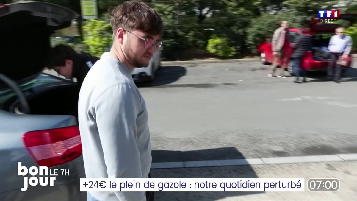 Le prix du litre d'essence explose ? Les médias vous disent de prendre le bus, le train, et de faire du covoiturage. C'est ça, les médias à la botte du pouvoir incompétent.