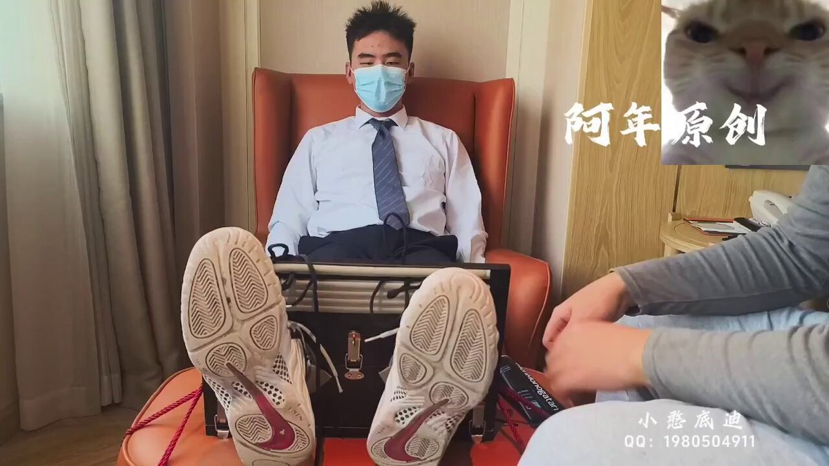 【TKEE】《小憨被阿年tk》 小憨落入阿年手中，会被怎样的欺负呢… #tk 挠痒痒 #挠脚心 #脱鞋 #臭脚 普通ee：憨迪 QQ：3930076850/1980504911
